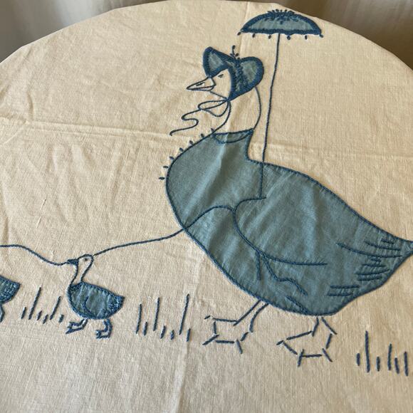 Vintage embroidered & applique cotton table cloth Mother duck ducklings birds - Picture 3 of 6